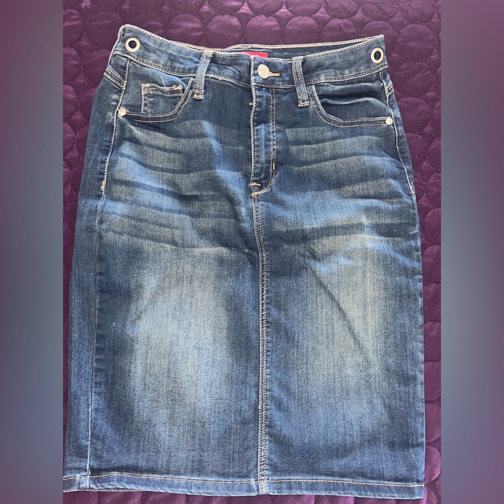 Guess Jean skirt. 29 inch waist/size 6. Super soft and stretchy denim.